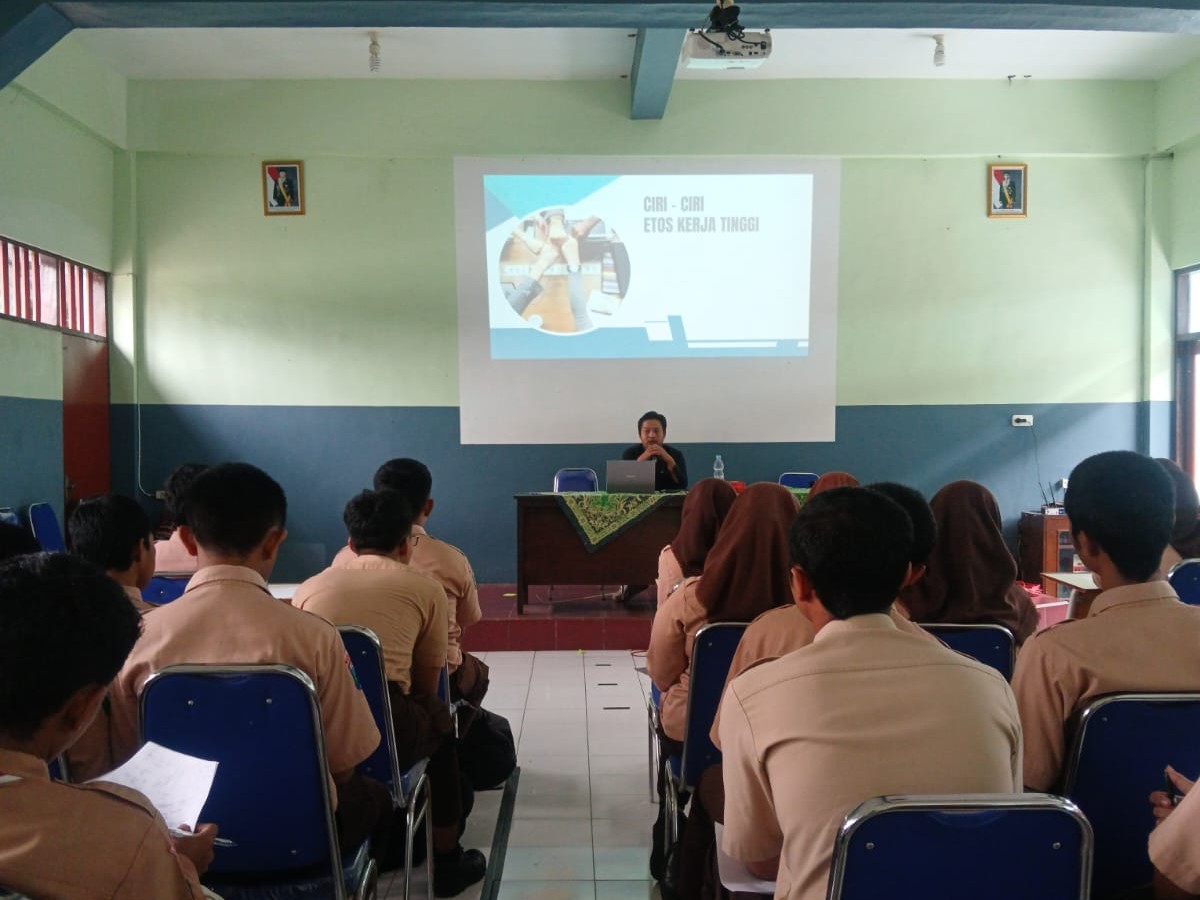 Bekali Lulusan Siap Kerja, SMKS PGRI Singosari Gelar Pelatihan Pra-Kerja Bersama HRD PT Arthawena Sakti Gemilang