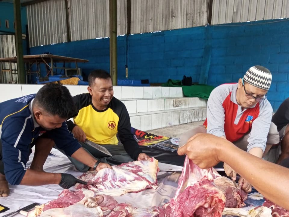 Tumbuhkan Kepedulian Sosial, SMKS PGRI Singosari Salurkan Daging Kurban Idul Adha ke Warga Sekitar dan Siswa